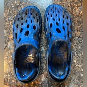 I have a gently worn pair of Merrell Kids clogs. They’ve been worn twice.